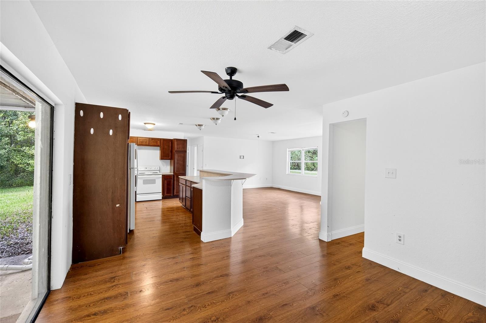 Listing photo id 9 for 240 Staff Point