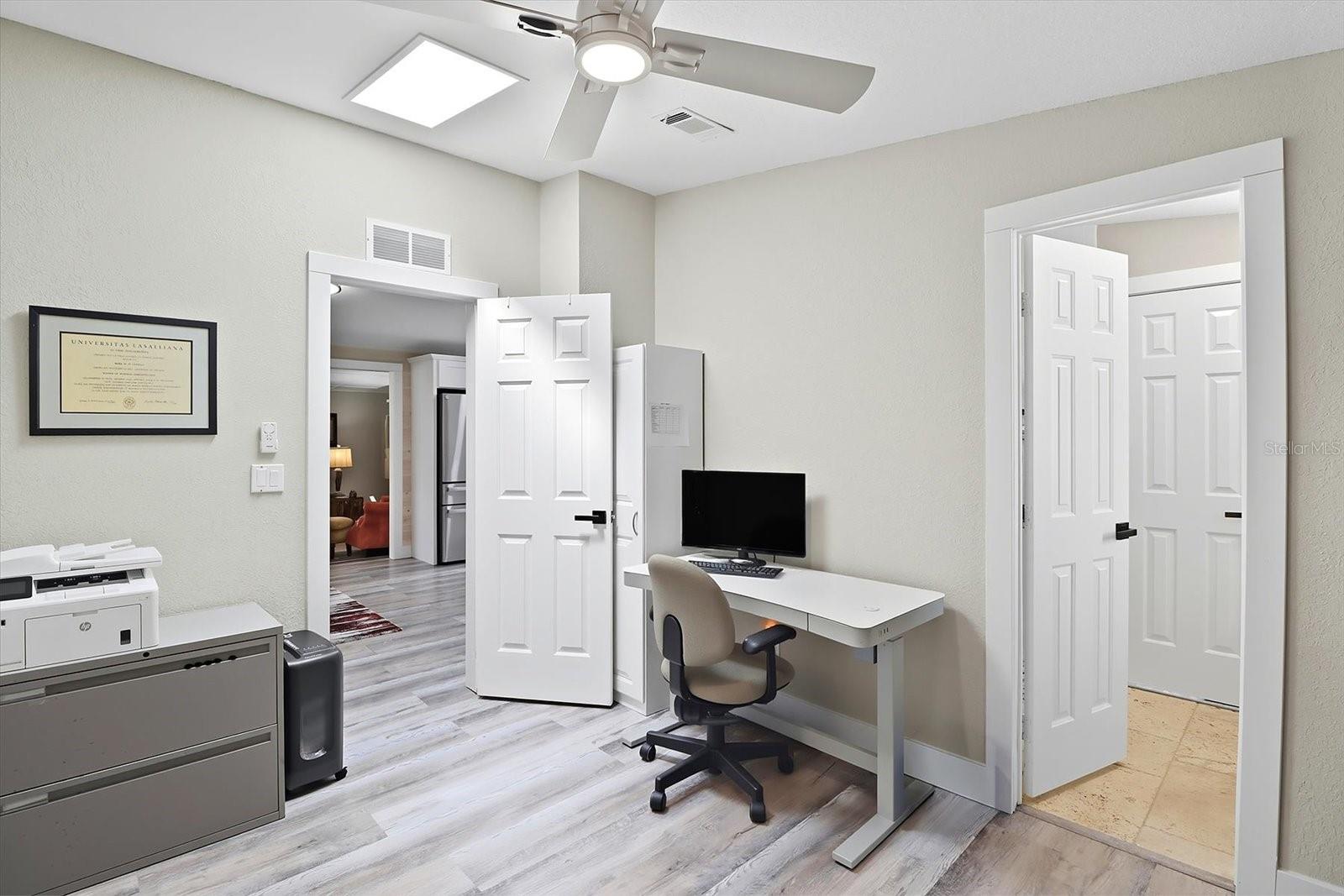 Image 16 of 44 For 720 Orchid Street N