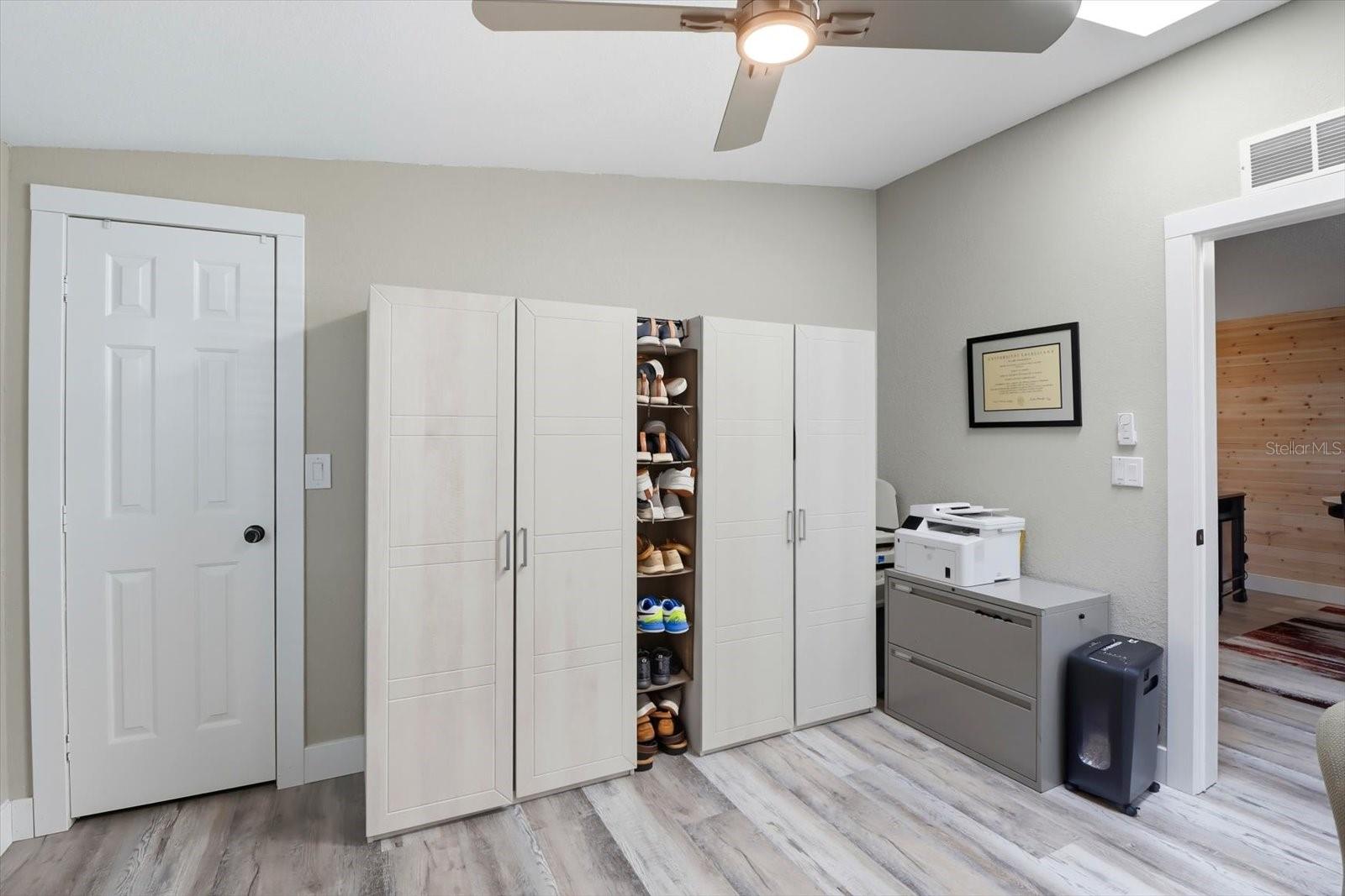 Image 17 of 44 For 720 Orchid Street N