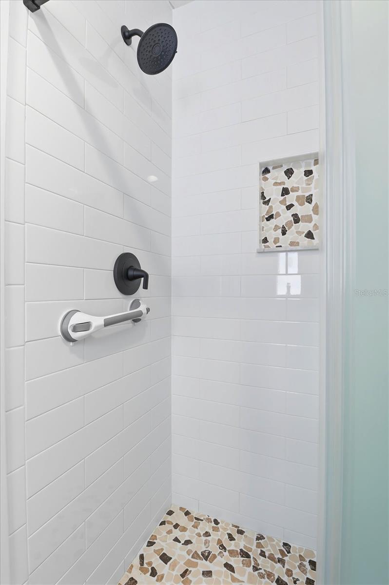 Image 19 of 44 For 720 Orchid Street N