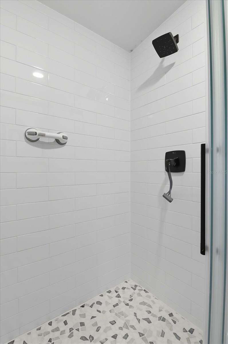 Image 29 of 44 For 720 Orchid Street N