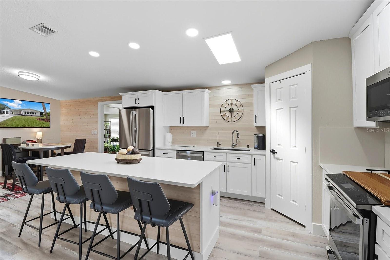 Image 7 of 44 For 720 Orchid Street N