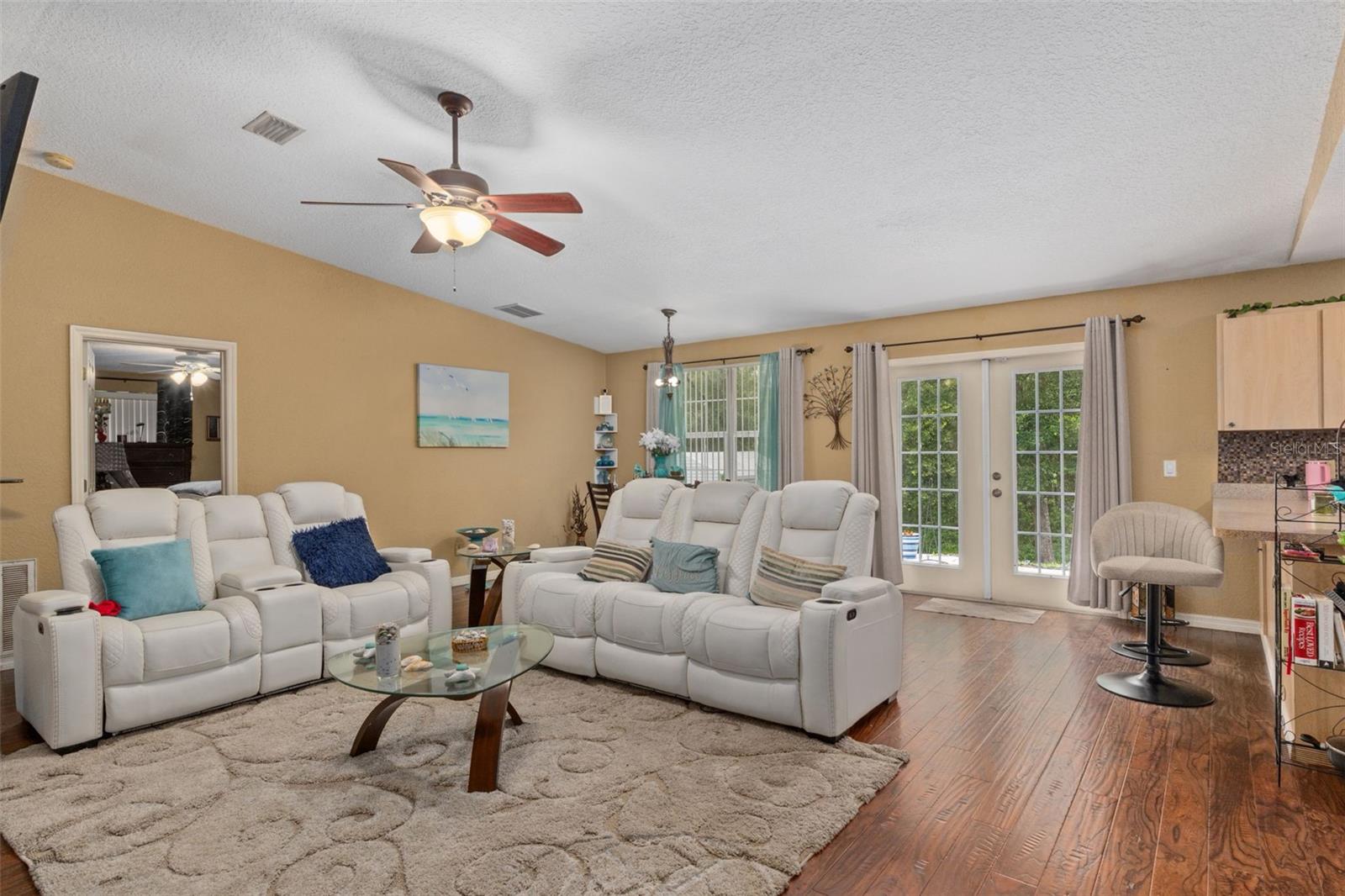Listing photo id 0 for 3541 Cindy Lane