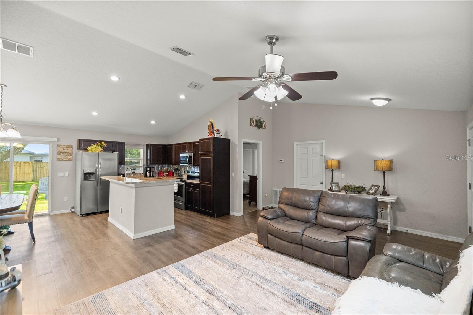 Image 12 of 30 For 7 Poplar Court