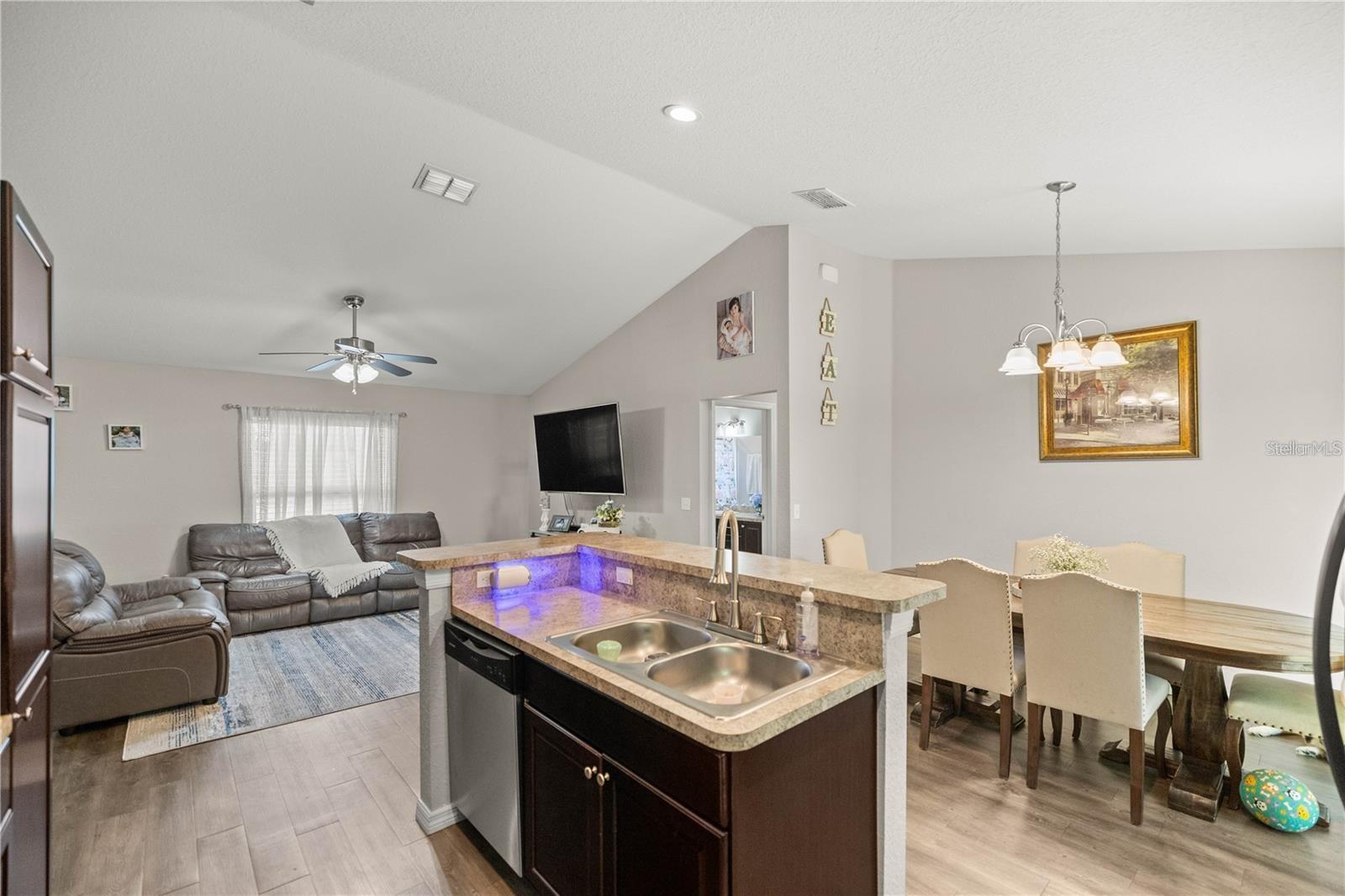 Image 17 of 30 For 7 Poplar Court