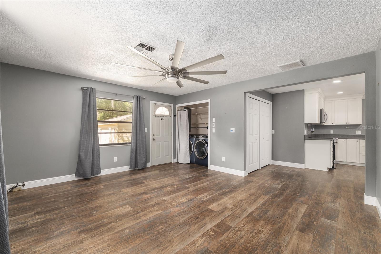 Listing photo id 8 for 3883 Westwind Court