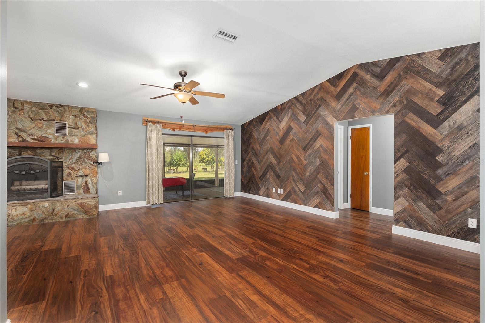 Listing photo id 15 for 3883 Westwind Court