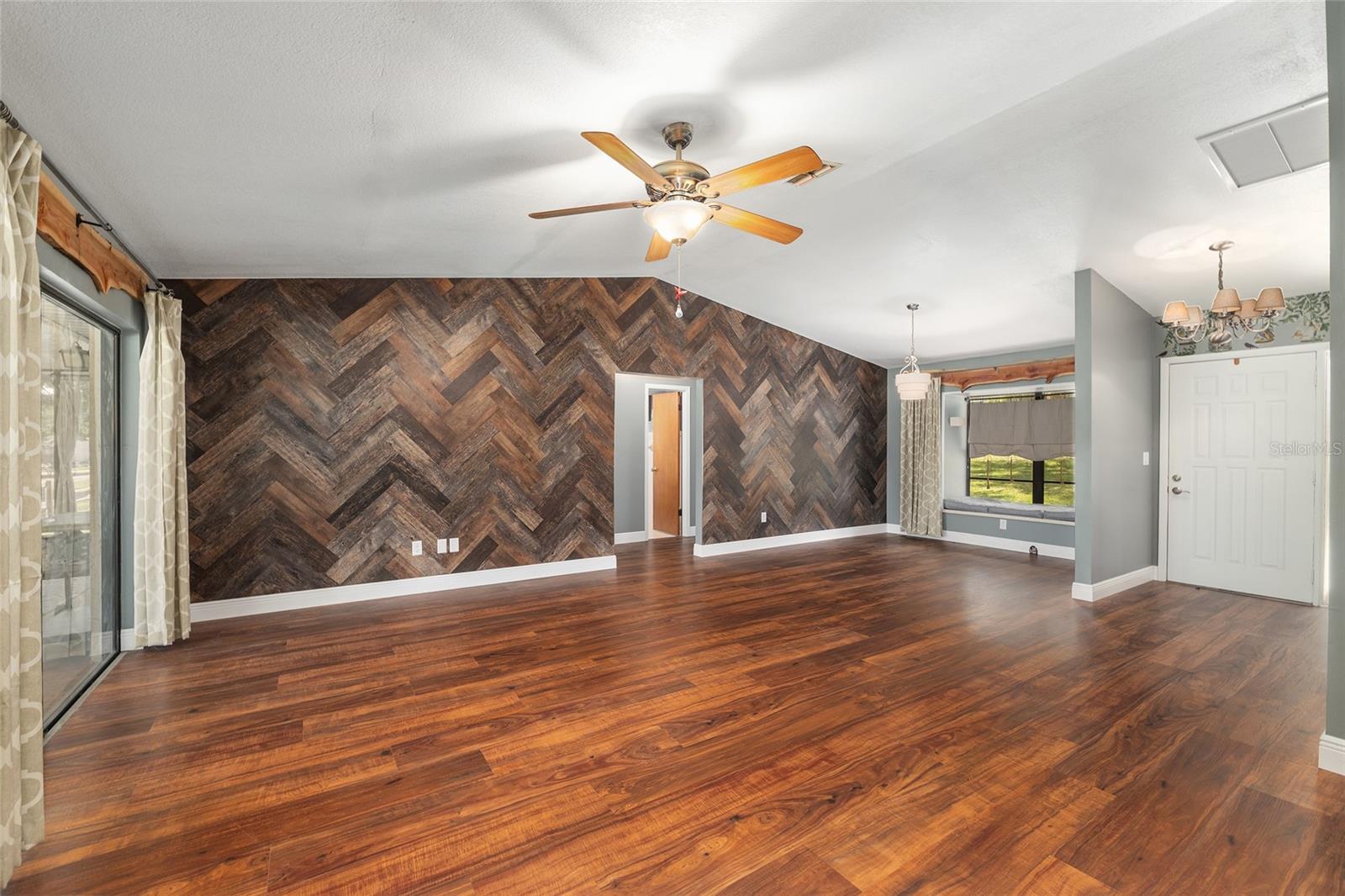 Listing photo id 17 for 3883 Westwind Court