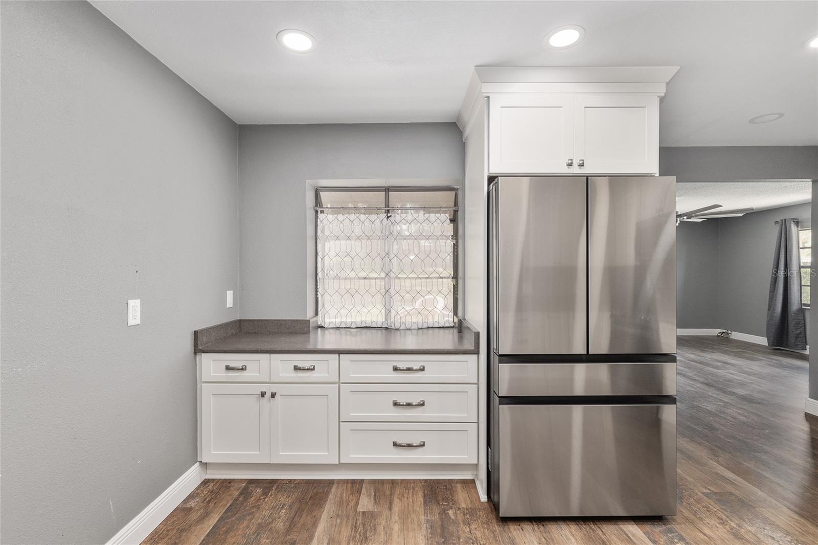 Listing photo id 2 for 3883 Westwind Court