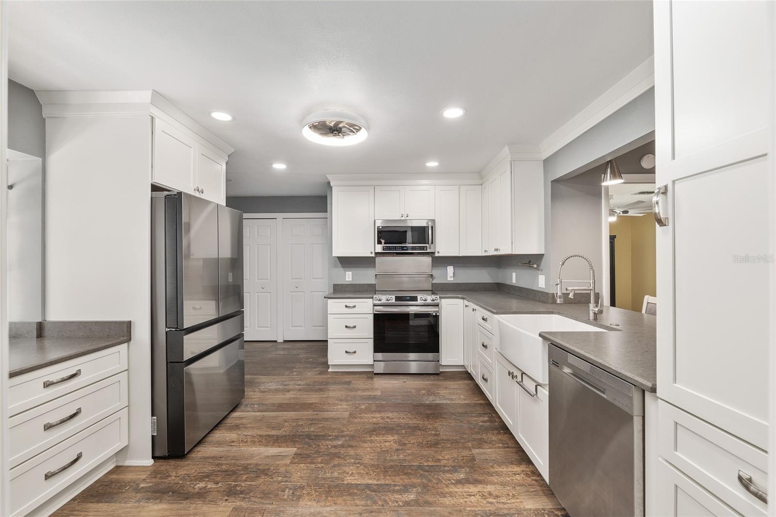 Listing photo id 3 for 3883 Westwind Court