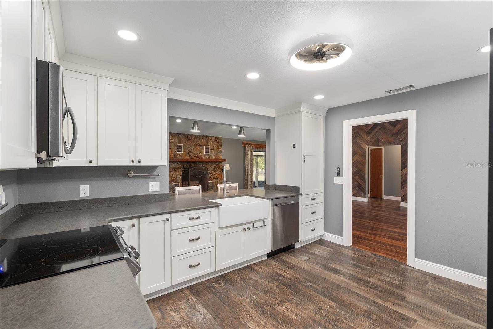 Listing photo id 4 for 3883 Westwind Court