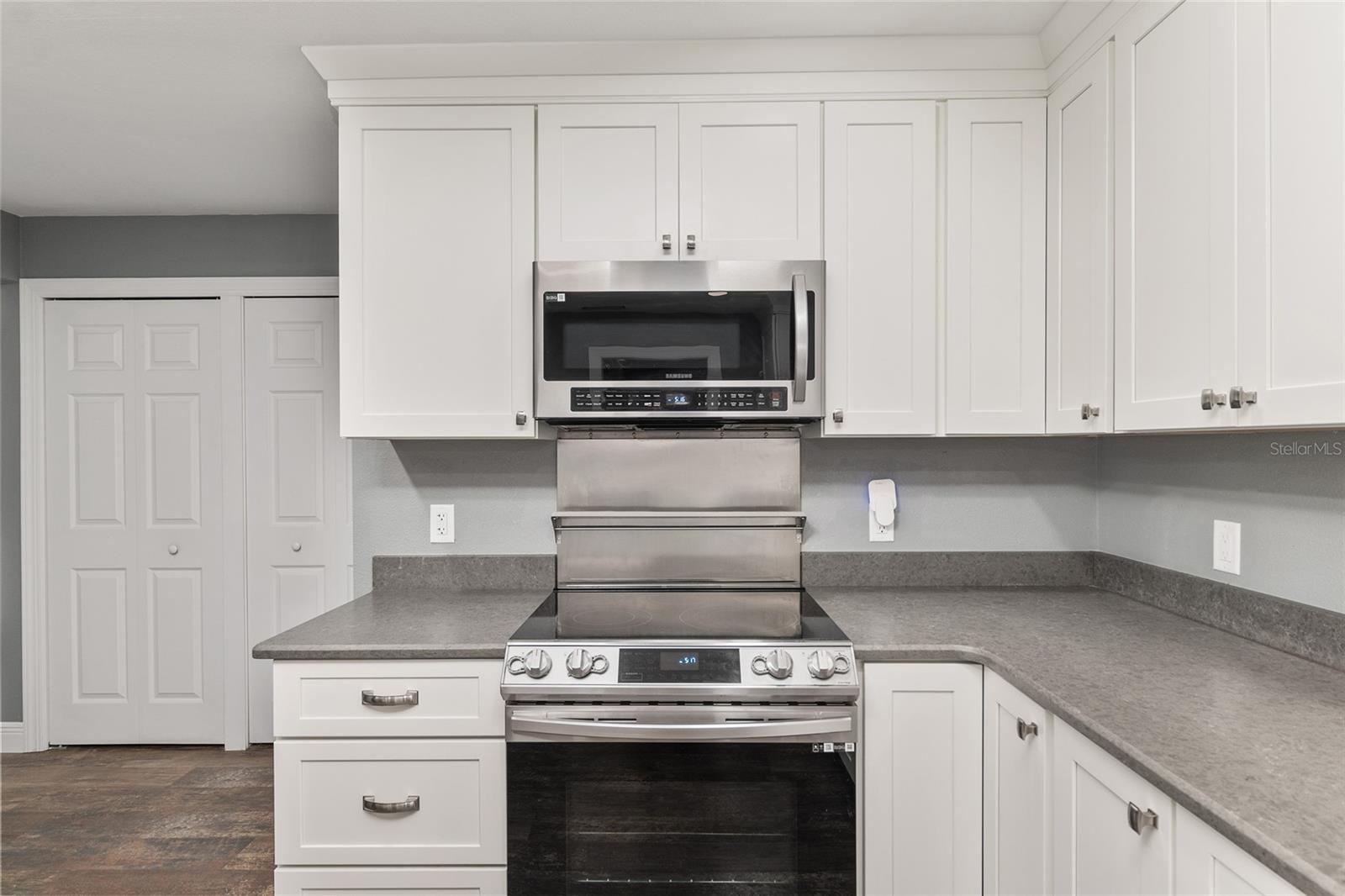 Listing photo id 5 for 3883 Westwind Court