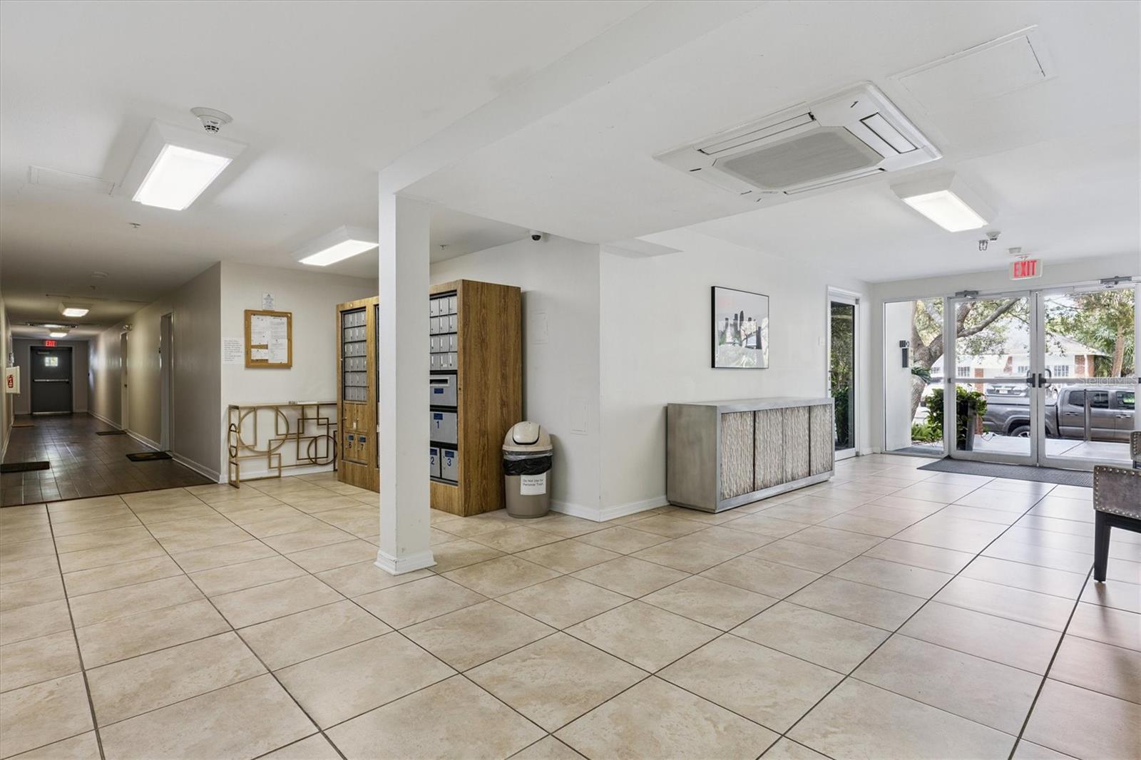 Image 10 of 57 For 406 Azeele Street 405