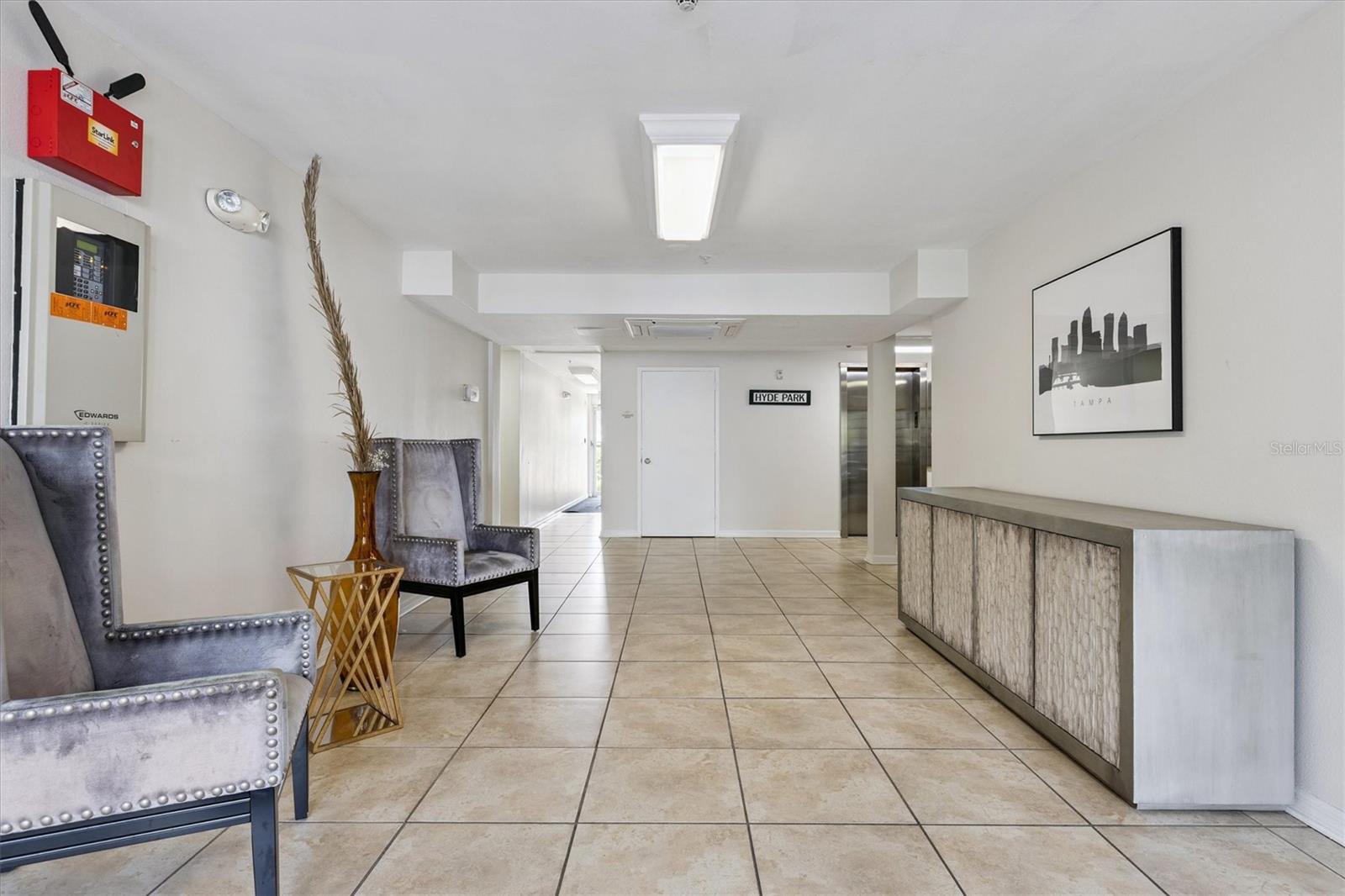 Image 12 of 57 For 406 Azeele Street 405