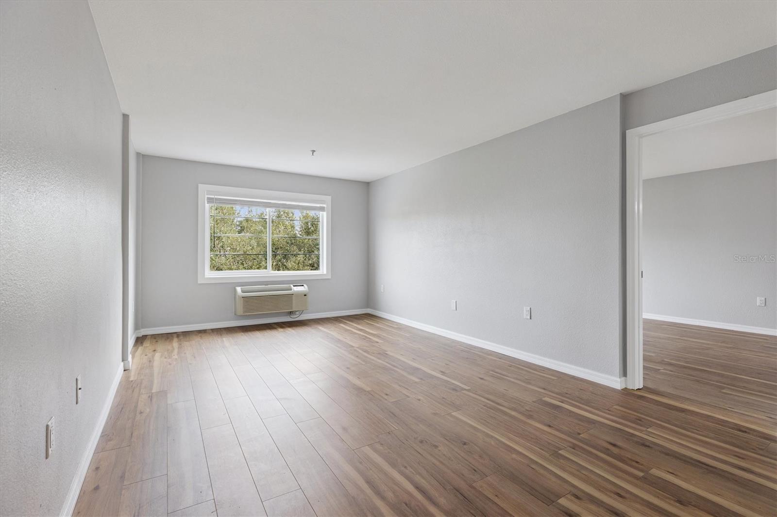 Image 17 of 57 For 406 Azeele Street 405