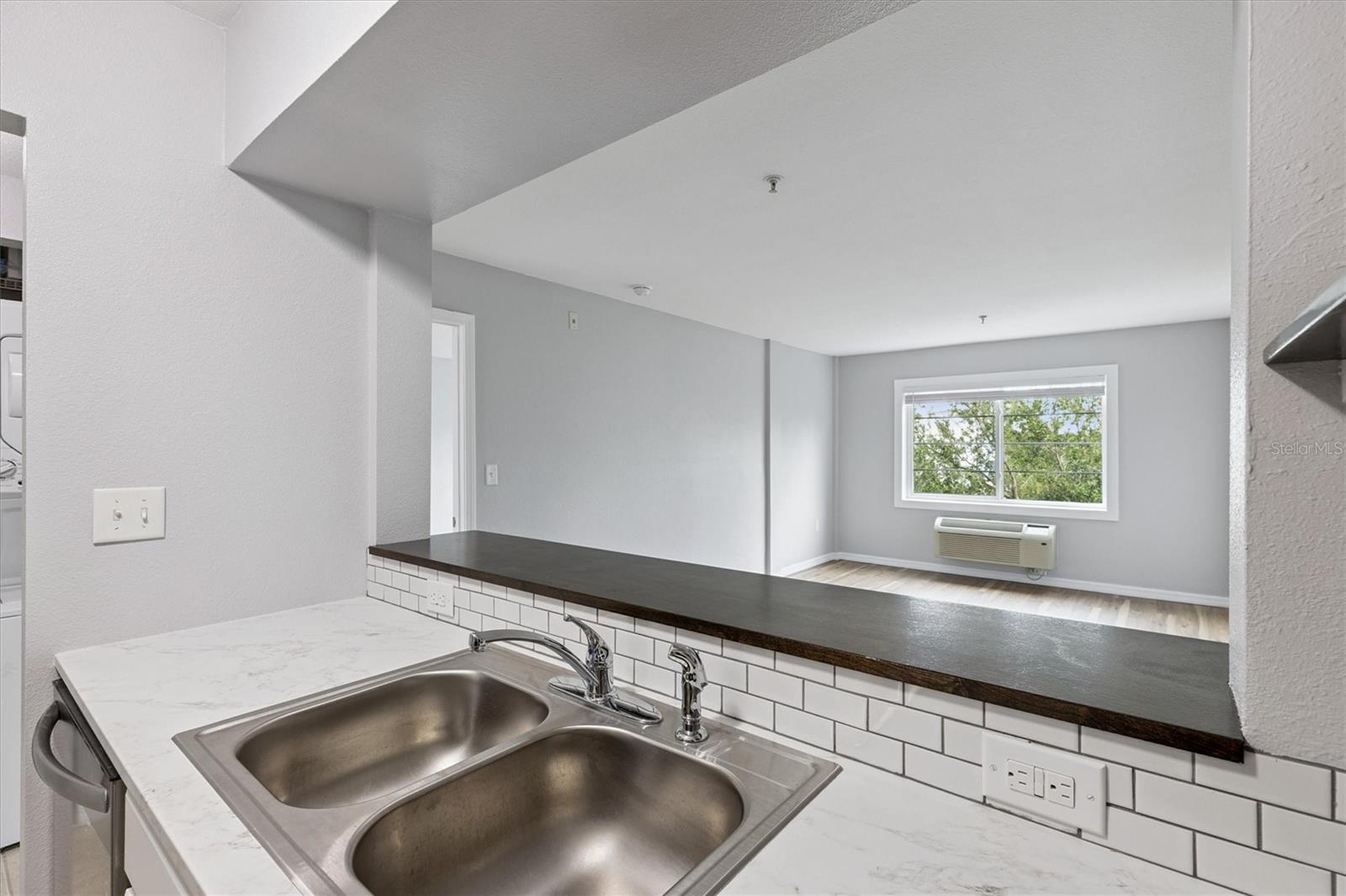 Image 20 of 57 For 406 Azeele Street 405