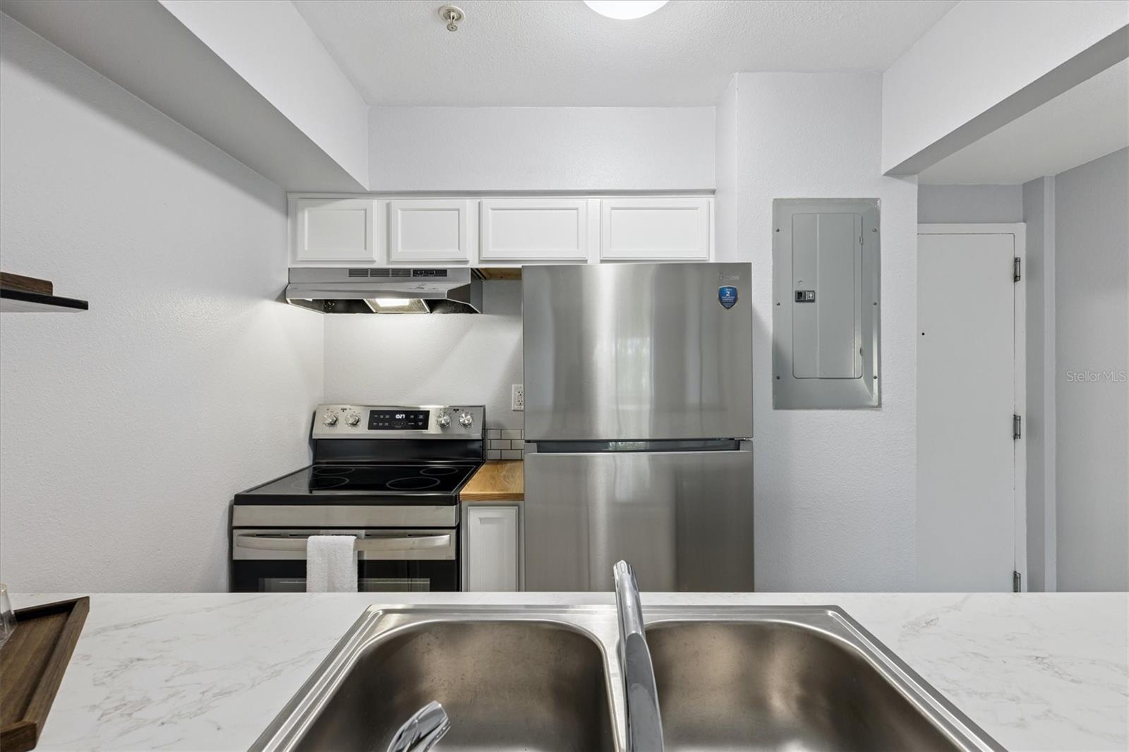 Image 21 of 57 For 406 Azeele Street 405
