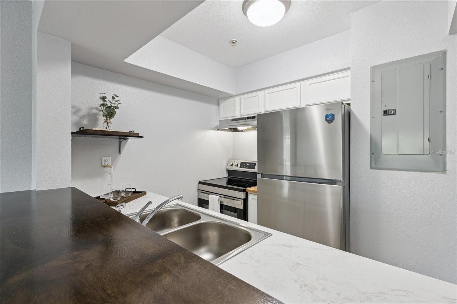 Image 22 of 57 For 406 Azeele Street 405