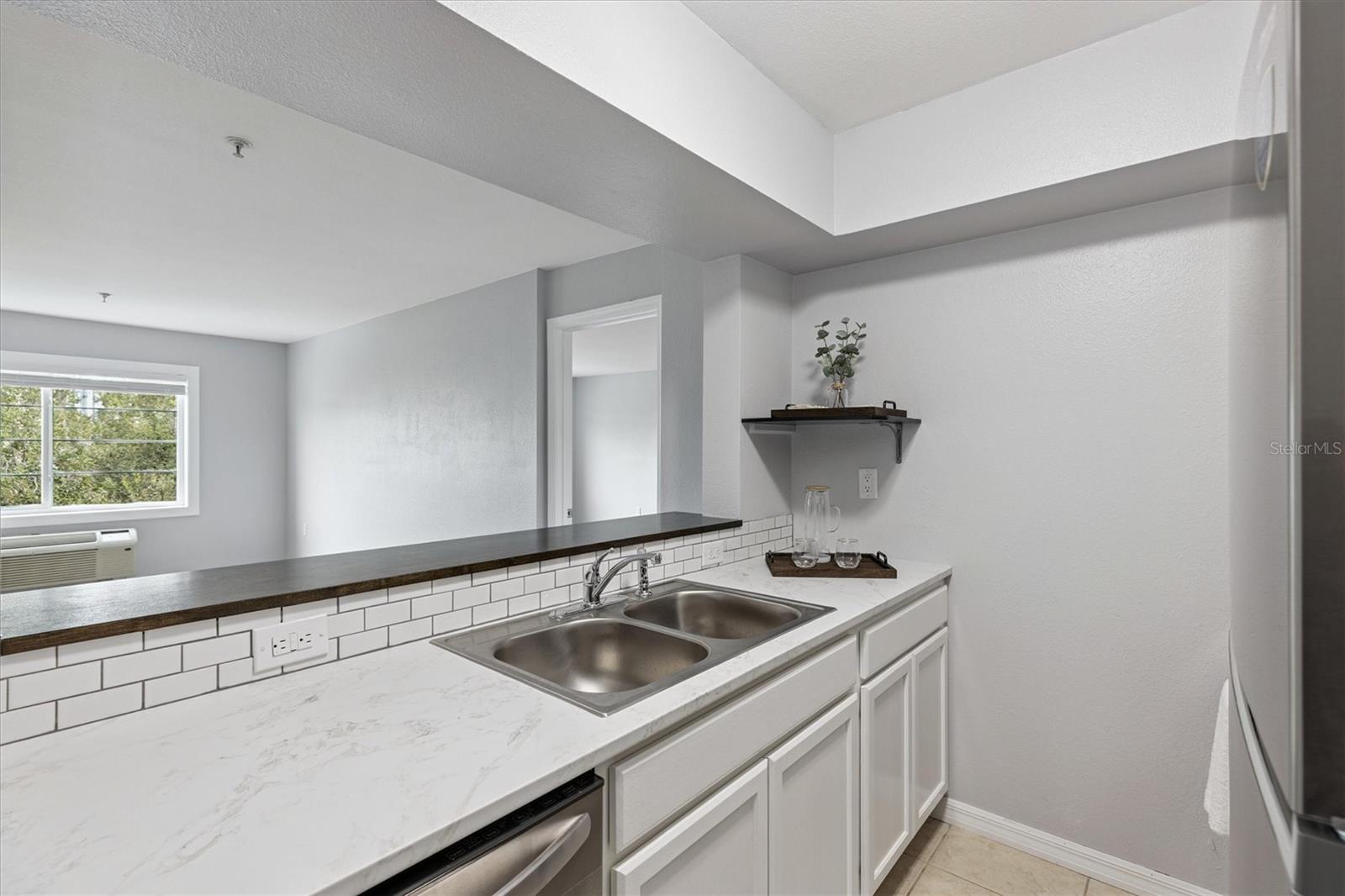 Image 23 of 57 For 406 Azeele Street 405