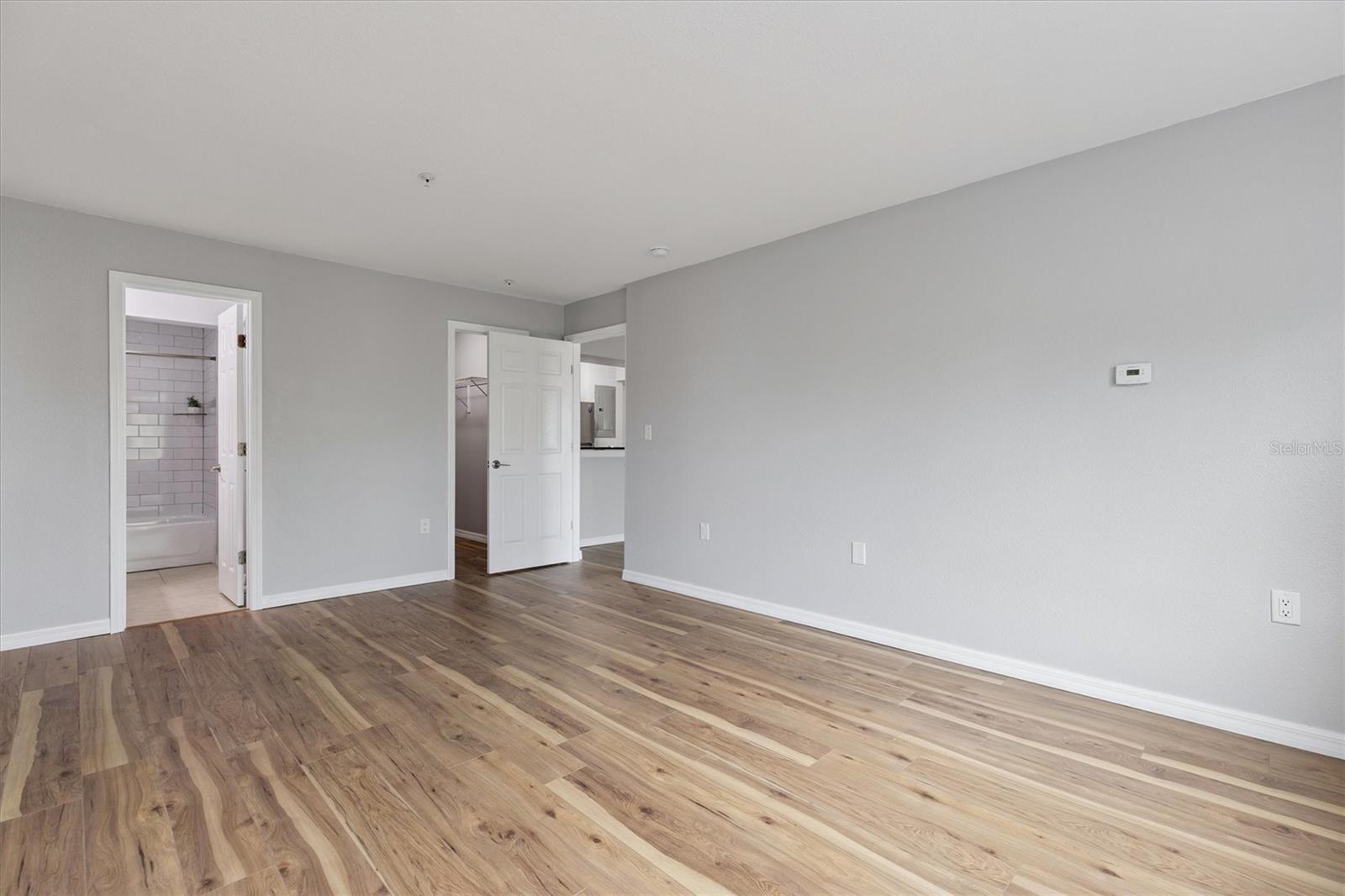 Image 27 of 57 For 406 Azeele Street 405