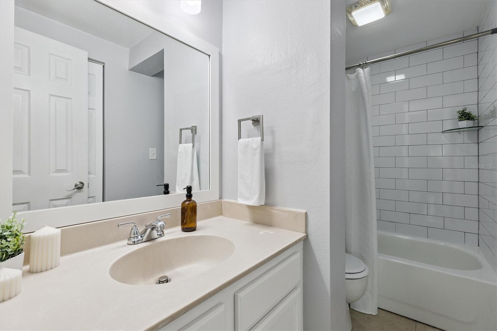 Image 29 of 57 For 406 Azeele Street 405
