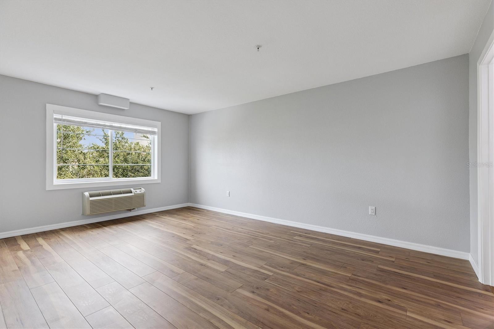 Image 31 of 57 For 406 Azeele Street 405