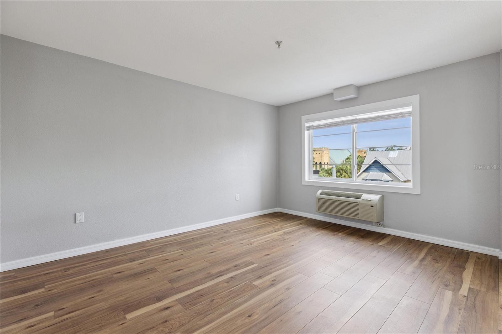 Image 35 of 57 For 406 Azeele Street 405