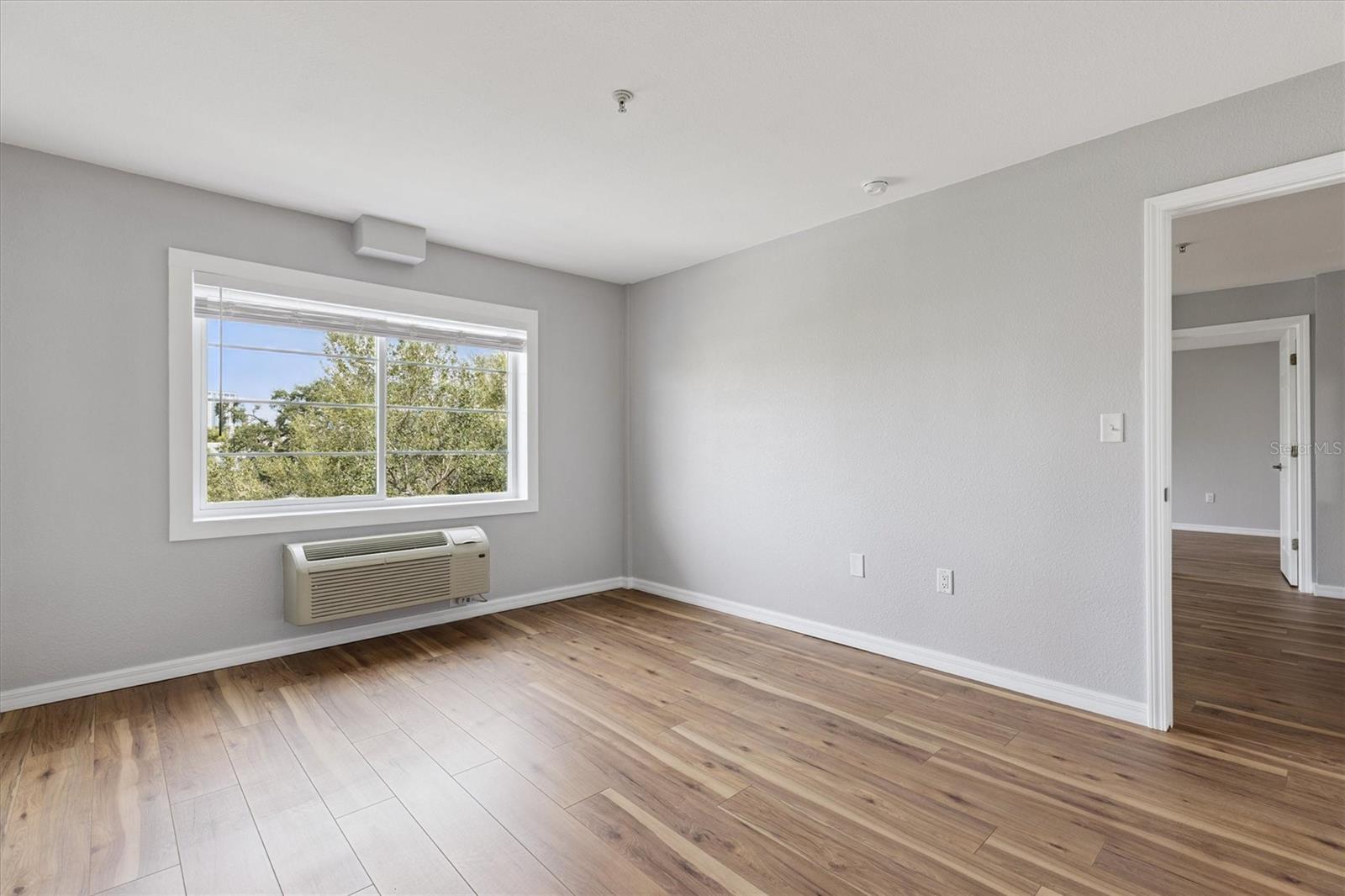 Image 36 of 57 For 406 Azeele Street 405