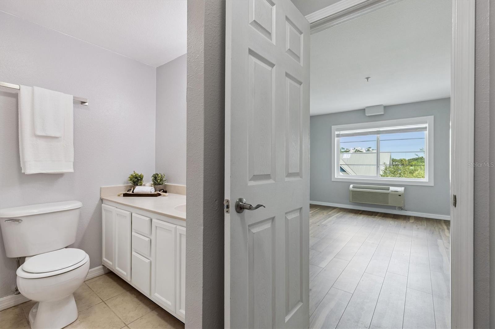 Image 38 of 57 For 406 Azeele Street 405