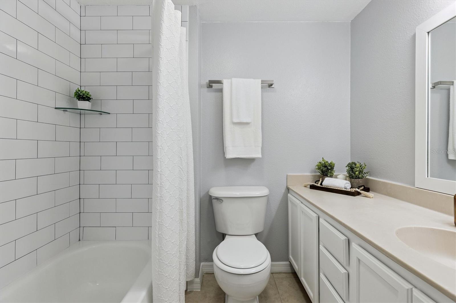 Image 39 of 57 For 406 Azeele Street 405