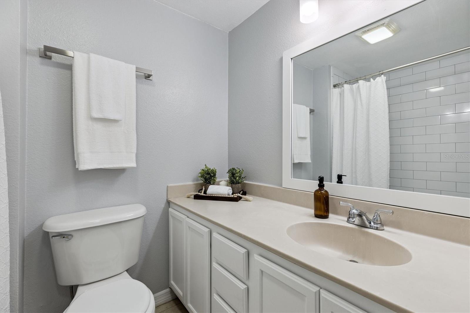 Image 41 of 57 For 406 Azeele Street 405