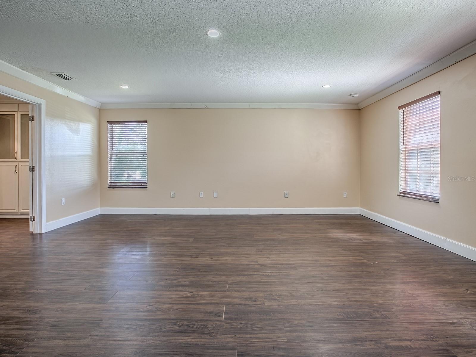 Listing photo id 11 for 1467 Pringle Place