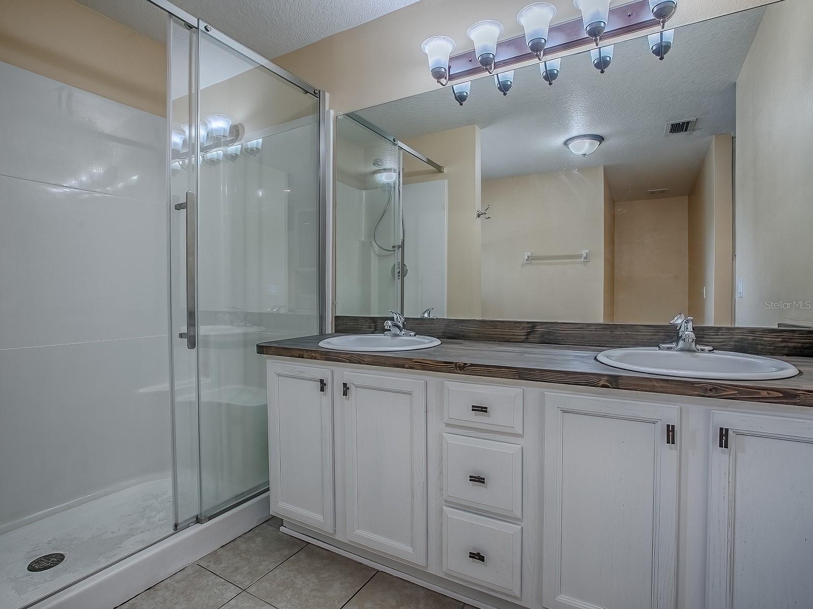 Listing photo id 16 for 1467 Pringle Place