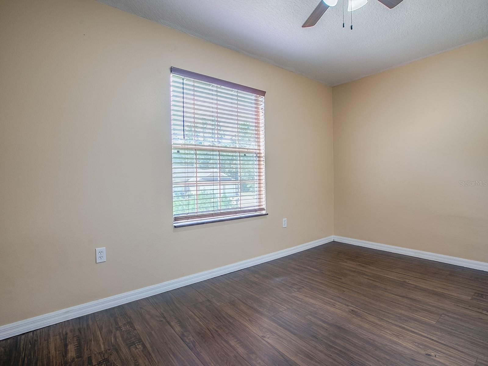 Listing photo id 24 for 1467 Pringle Place