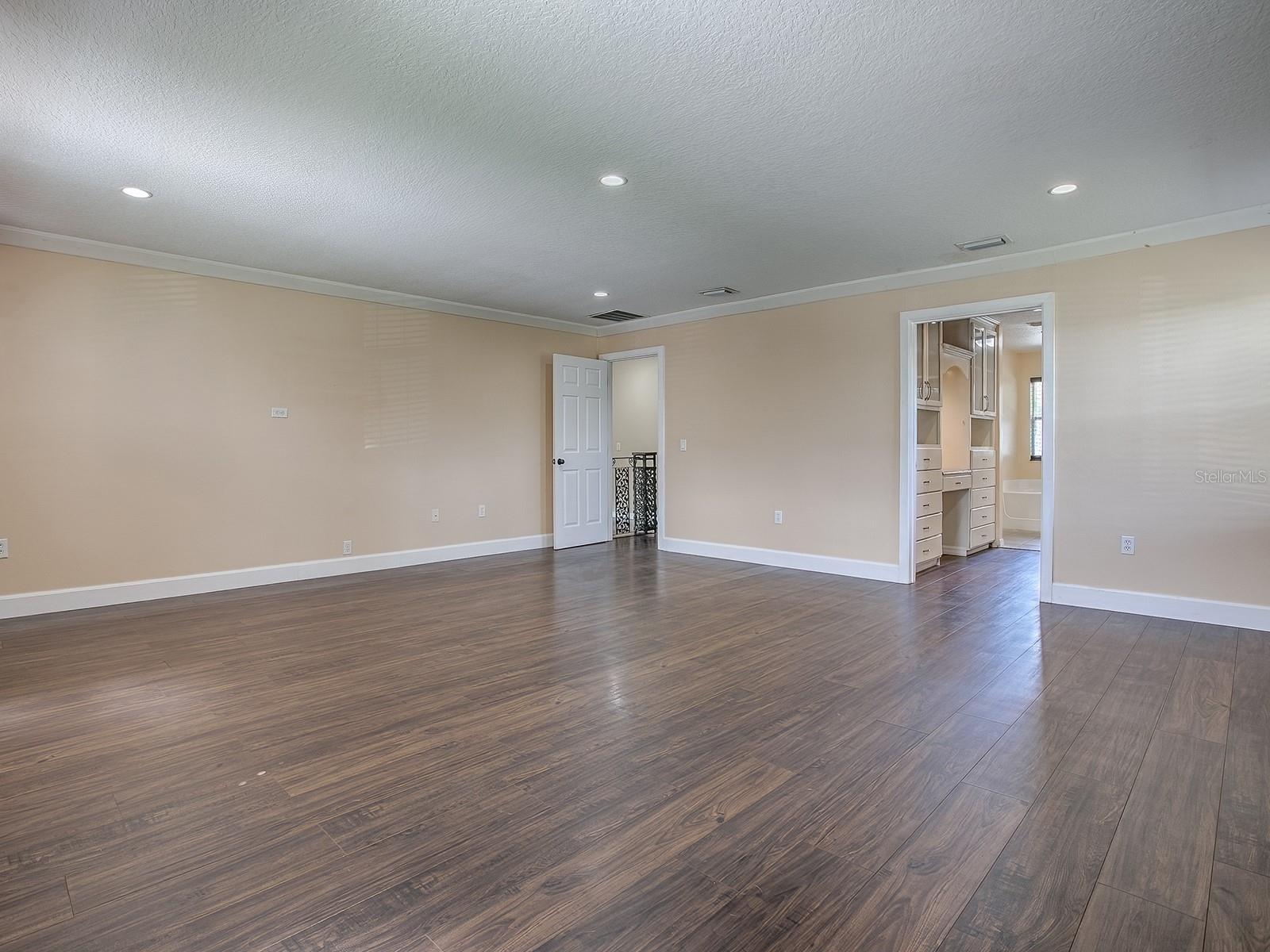 Listing photo id 29 for 1467 Pringle Place