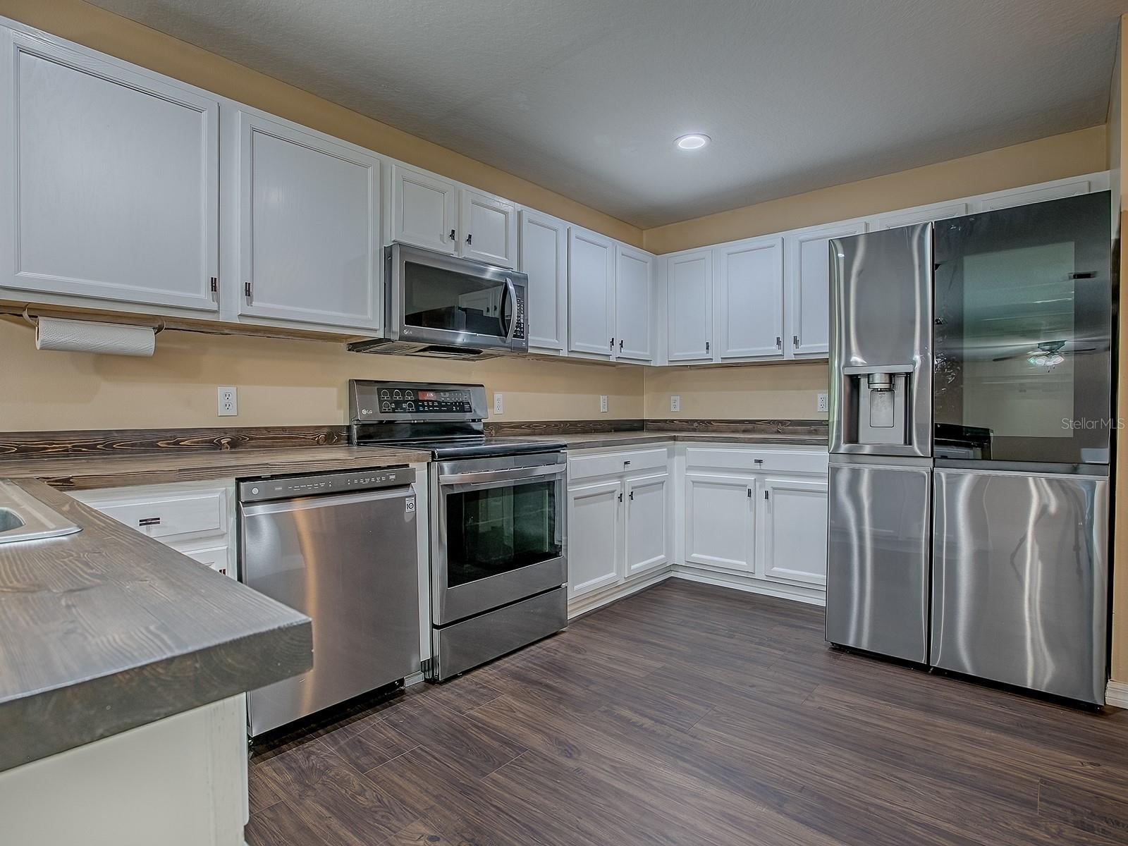 Listing photo id 32 for 1467 Pringle Place