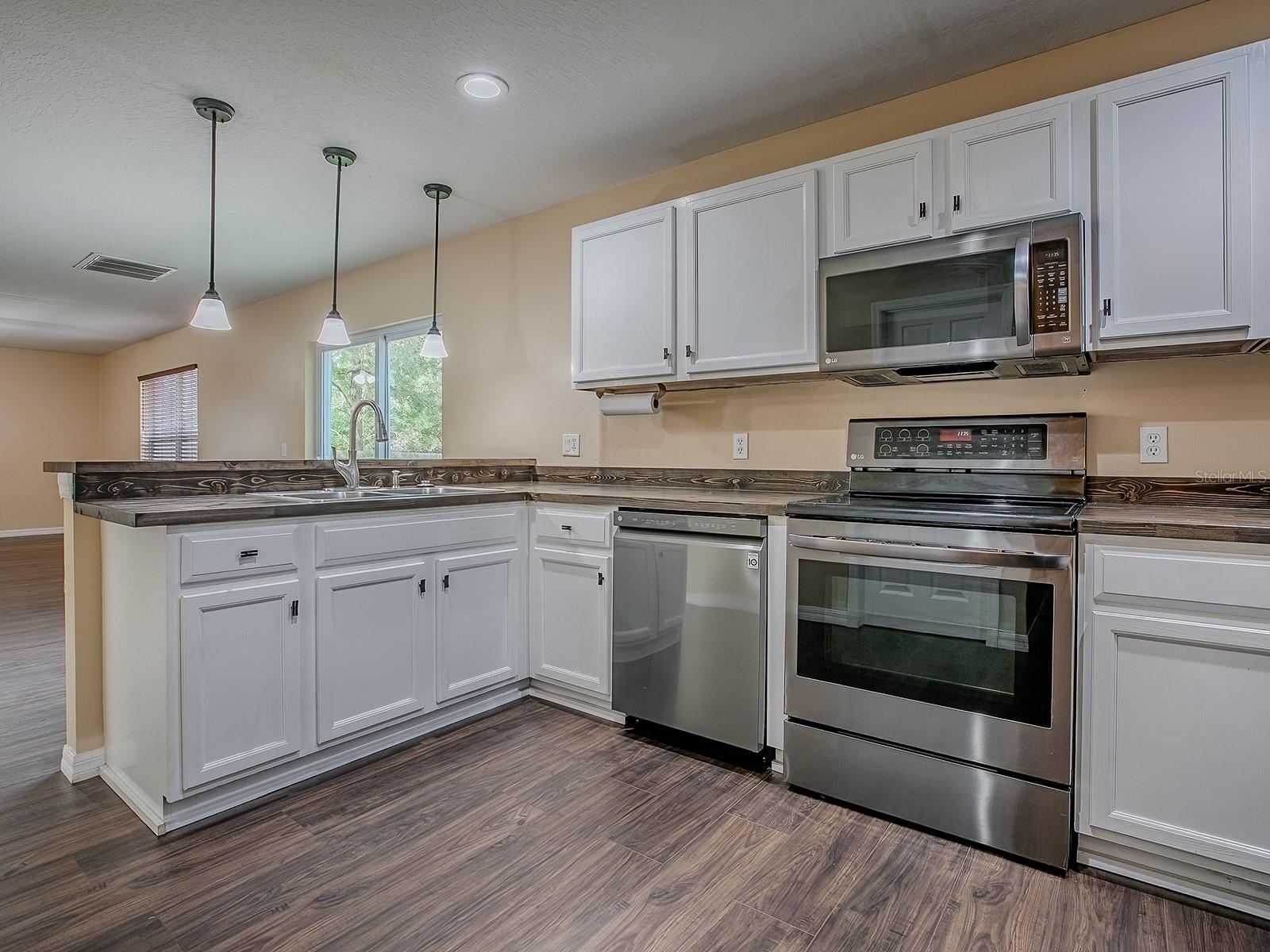Listing photo id 34 for 1467 Pringle Place