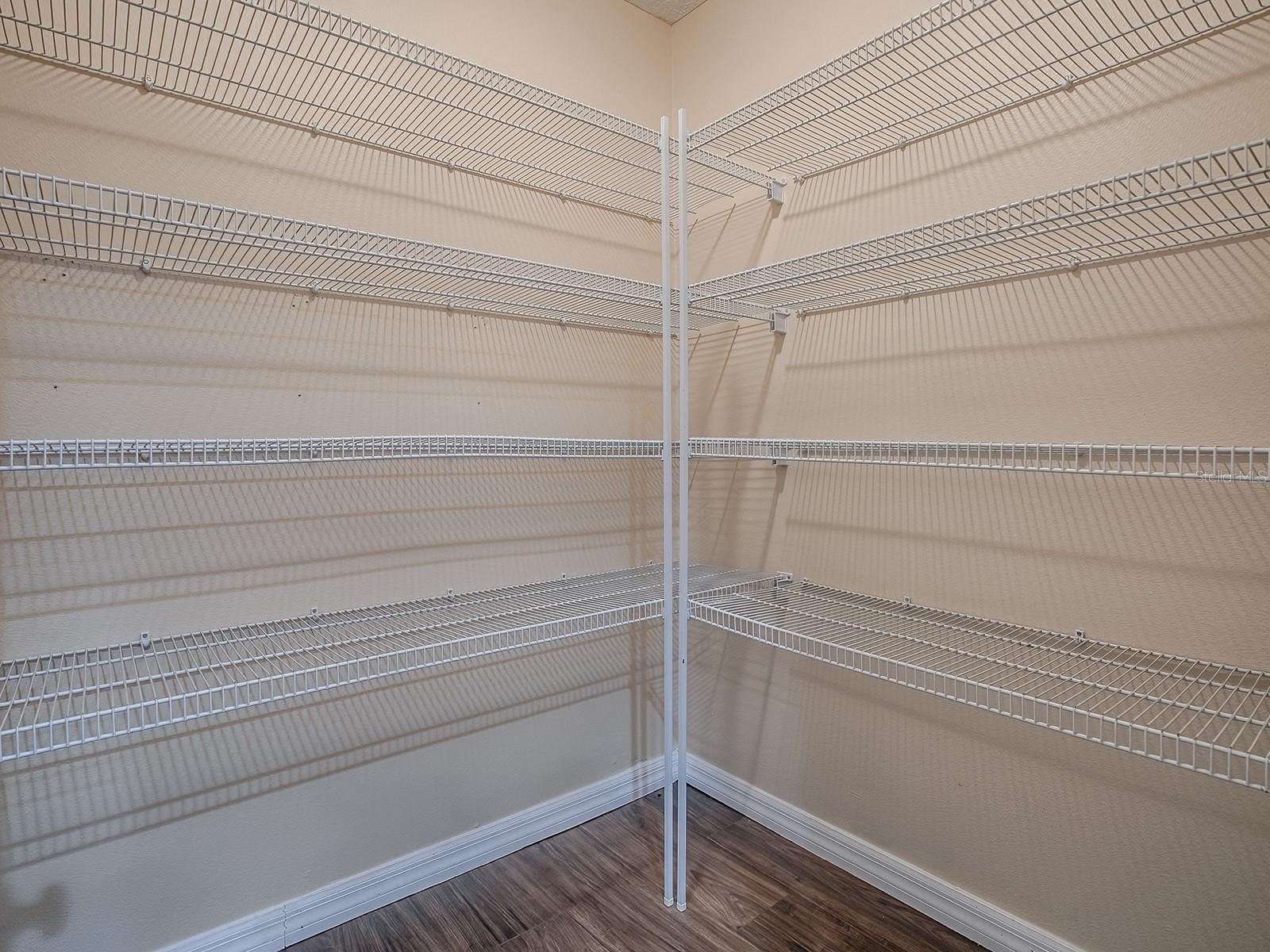 Listing photo id 35 for 1467 Pringle Place