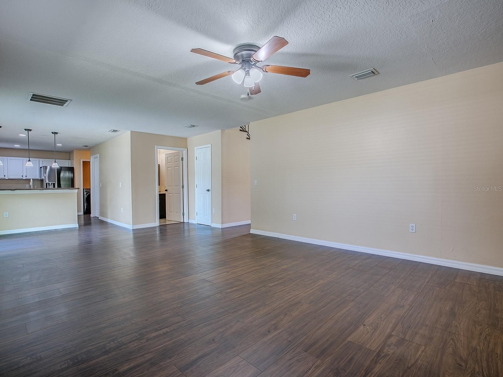 Listing photo id 38 for 1467 Pringle Place