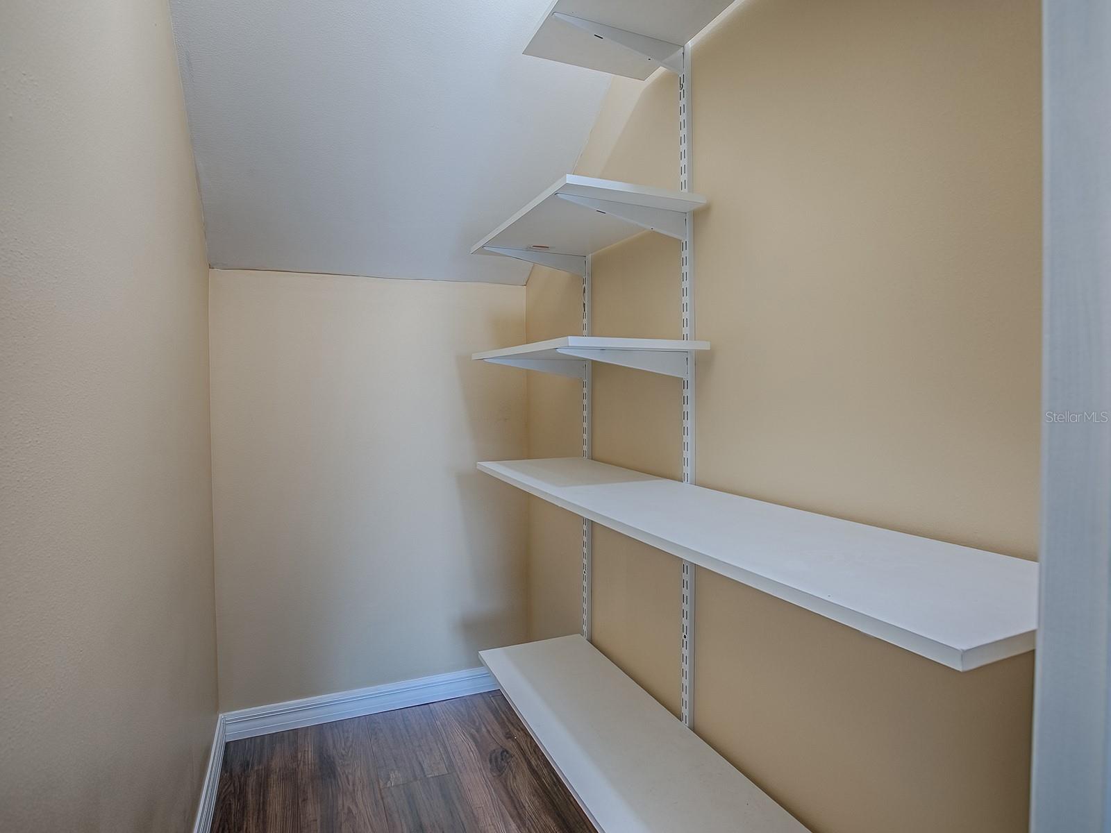 Listing photo id 39 for 1467 Pringle Place