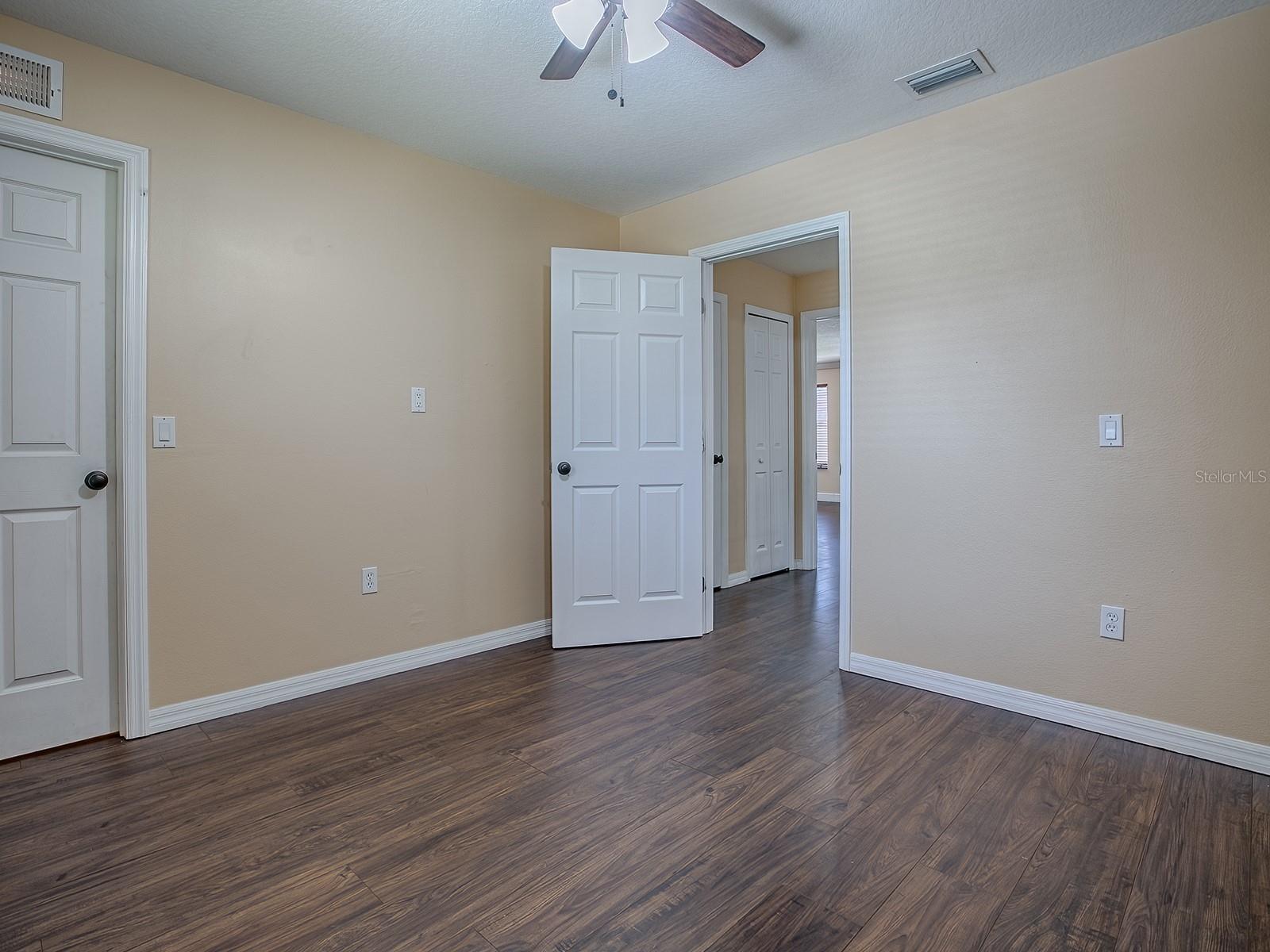 Listing photo id 48 for 1467 Pringle Place