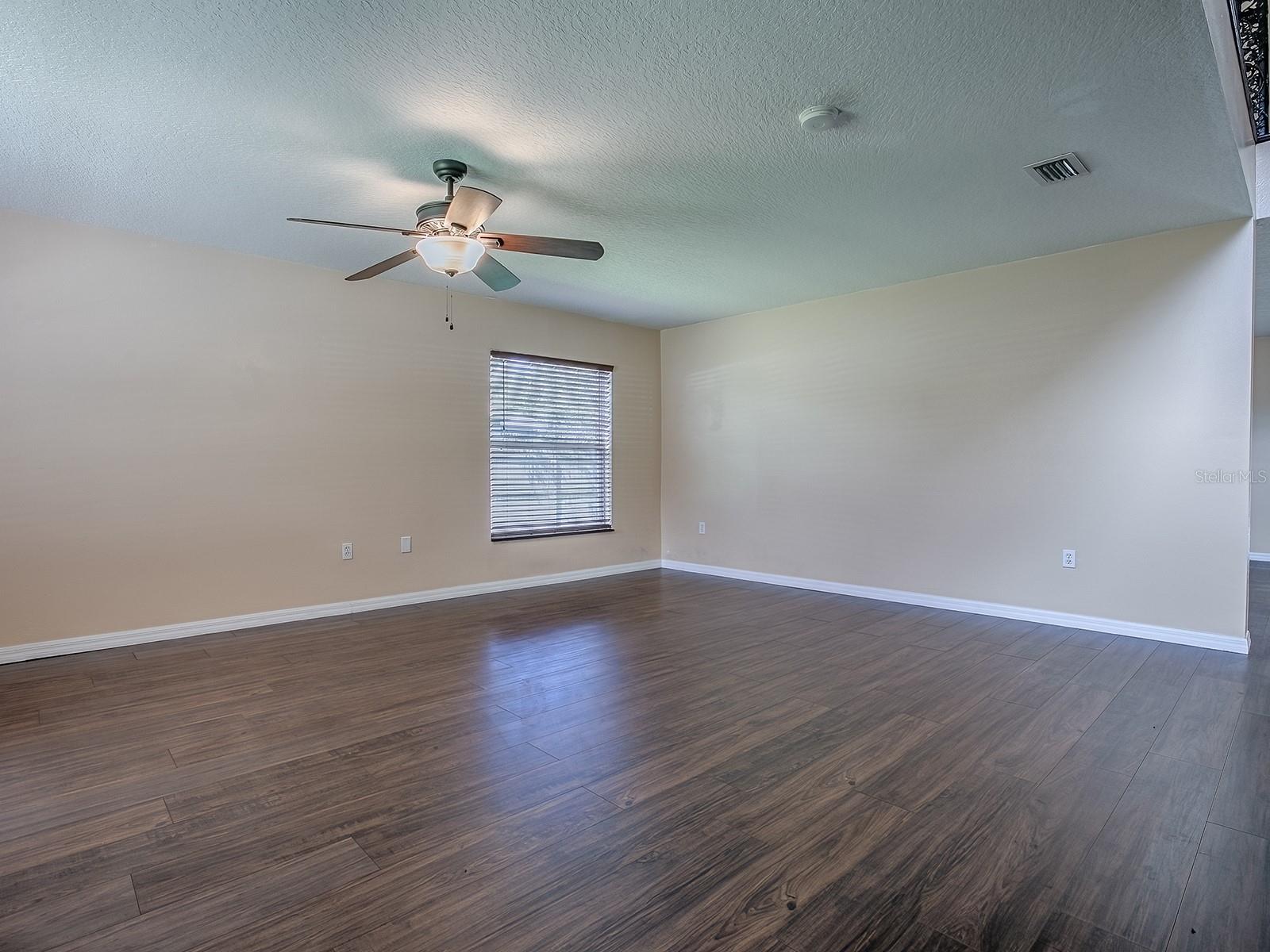 Listing photo id 51 for 1467 Pringle Place