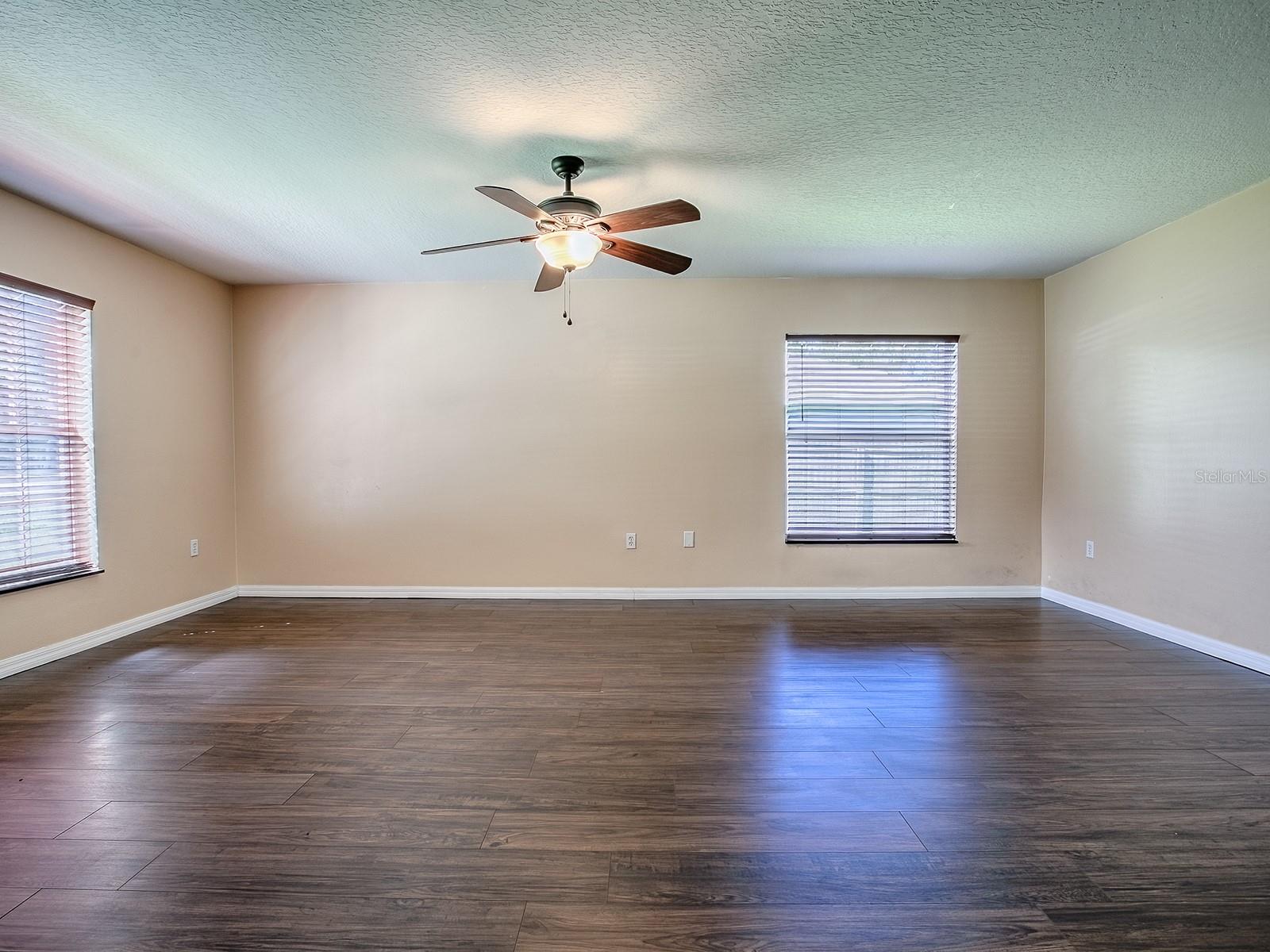 Listing photo id 52 for 1467 Pringle Place