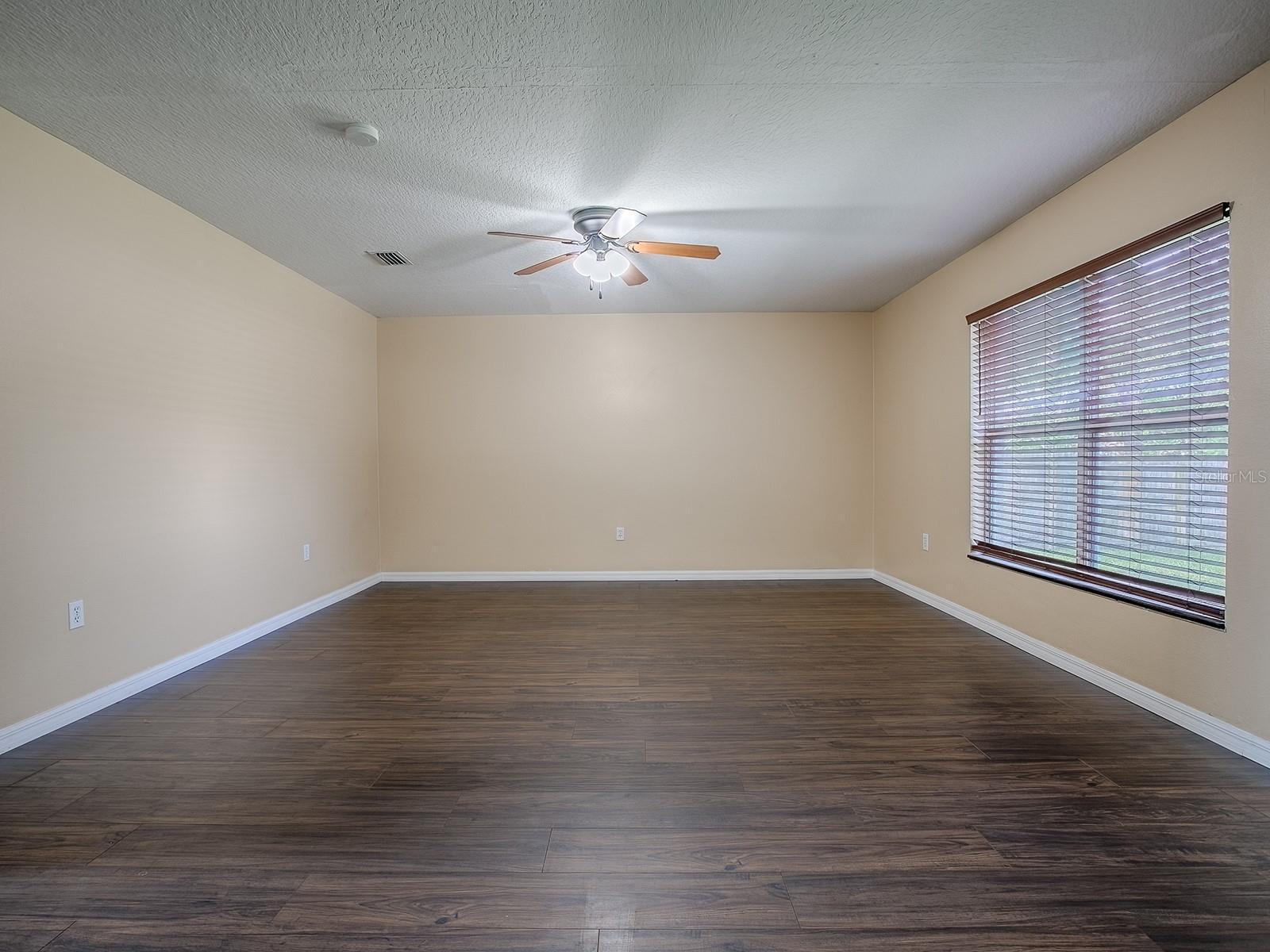 Listing photo id 59 for 1467 Pringle Place