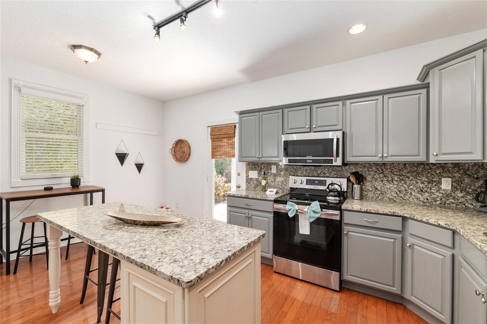 Image 13 of 30 For 910 2nd Street