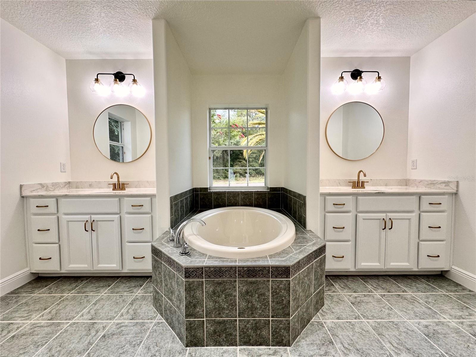 Listing photo id 13 for 22 Imree Lane