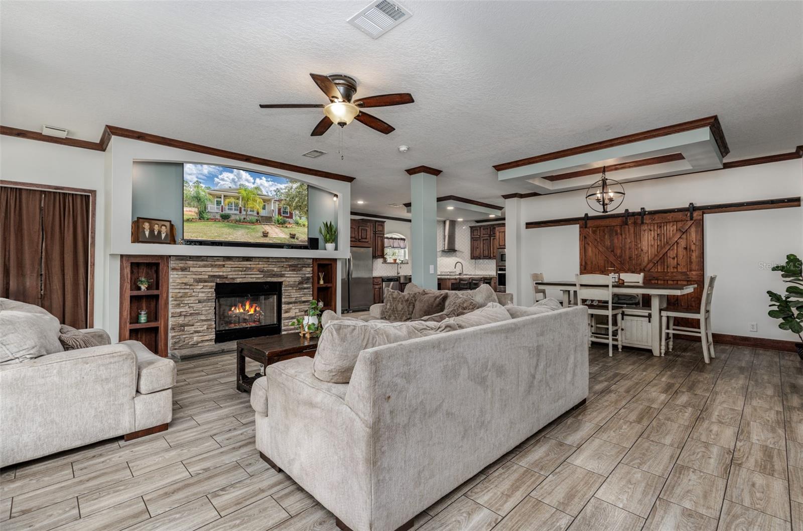 Listing photo id 8 for 7453 Maxwell Point