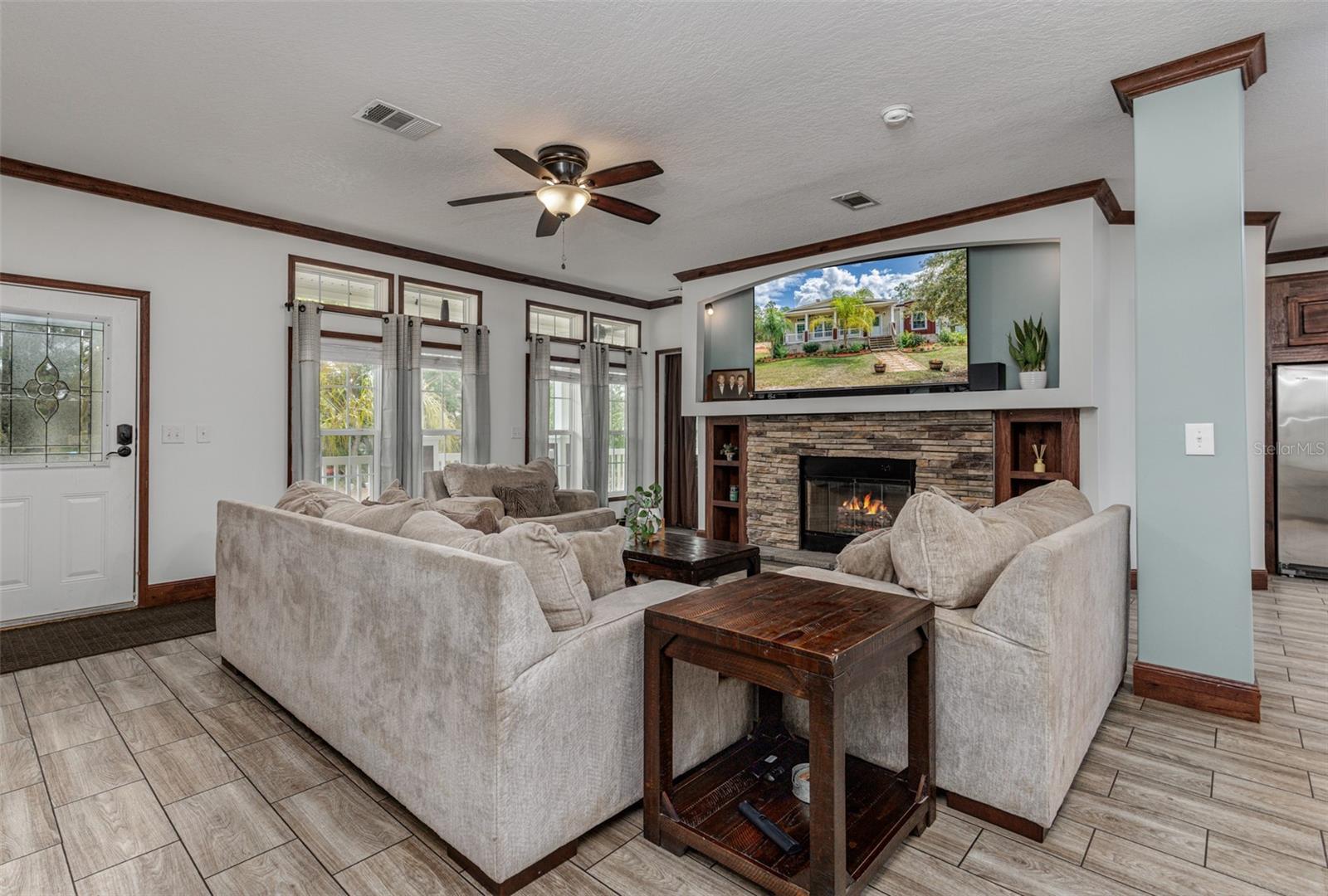 Listing photo id 9 for 7453 Maxwell Point