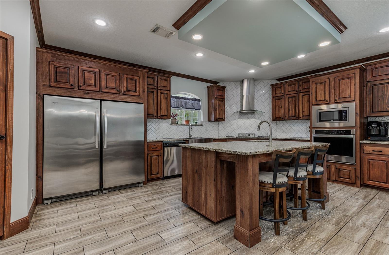 Listing photo id 10 for 7453 Maxwell Point