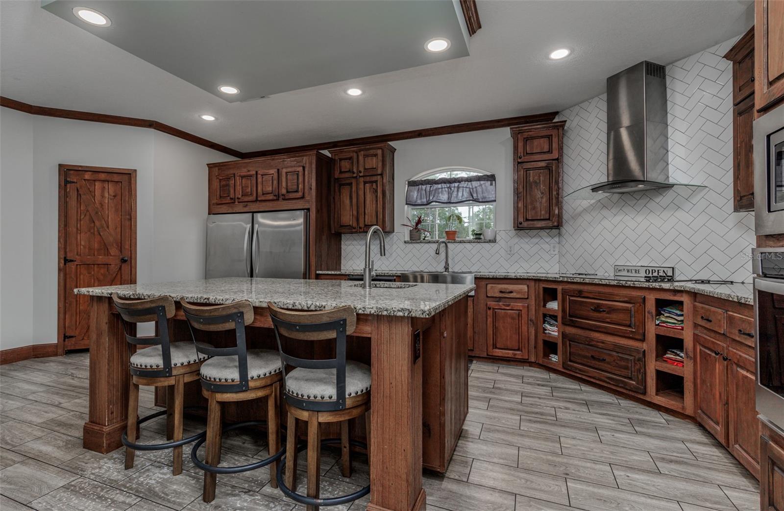 Listing photo id 11 for 7453 Maxwell Point